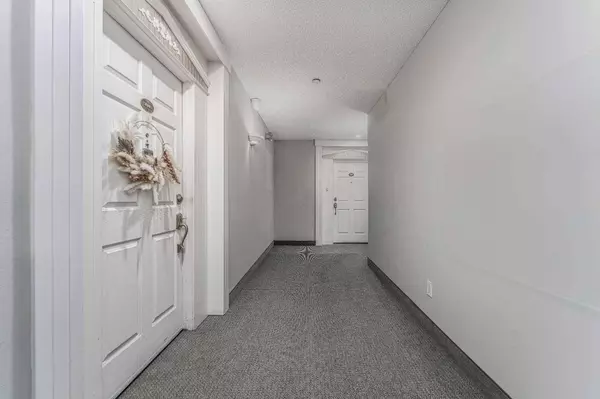 200 Lincoln WAY SW #206, Calgary, AB T3G 7G7