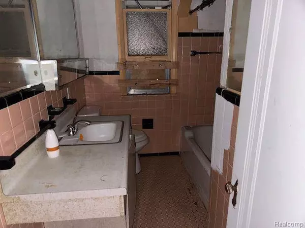 15295 YOUNG Street, Detroit, MI 48205