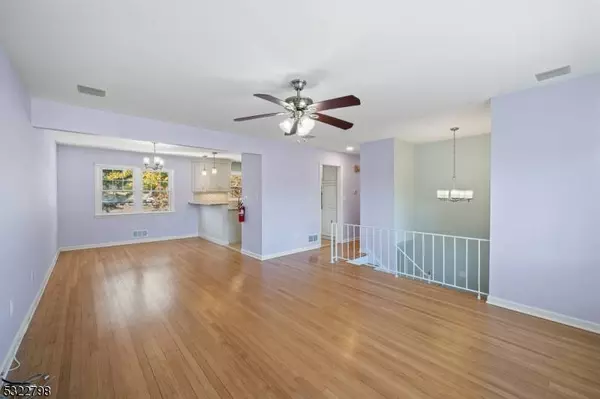 83 Larkspur Ln, Clifton City, NJ 07013