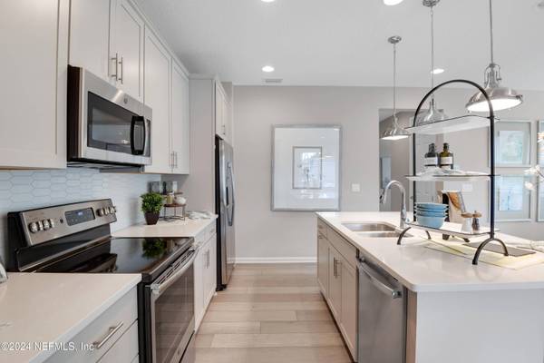 5687 TOMAHAWK LAKE DR, Jacksonville, FL 32254