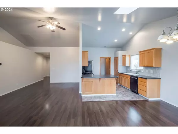 1925 NEVA CT, Cottage Grove, OR 97424