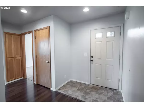 1925 NEVA CT, Cottage Grove, OR 97424