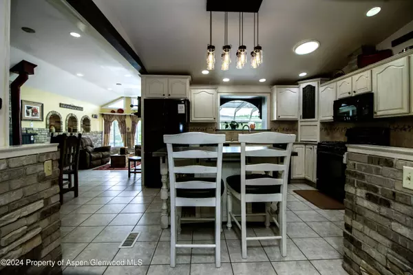 8700 Co Rd 300, Parachute, CO 81635