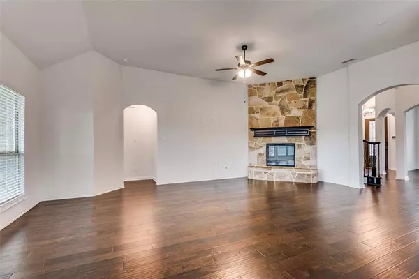 206 Castle Creek Drive, Red Oak, TX 75154