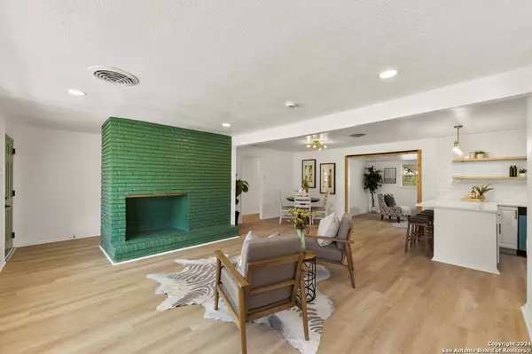 5625 GALEWIND DR, Windcrest, TX 78239-1910