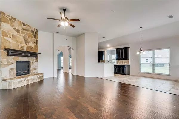 206 Castle Creek Drive, Red Oak, TX 75154