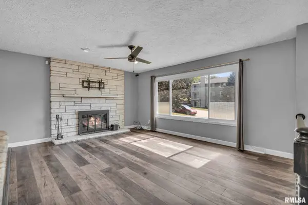 1816 WINDING HILL RD, Davenport, IA 52807