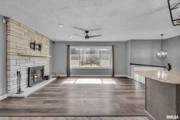 1816 WINDING HILL RD, Davenport, IA 52807