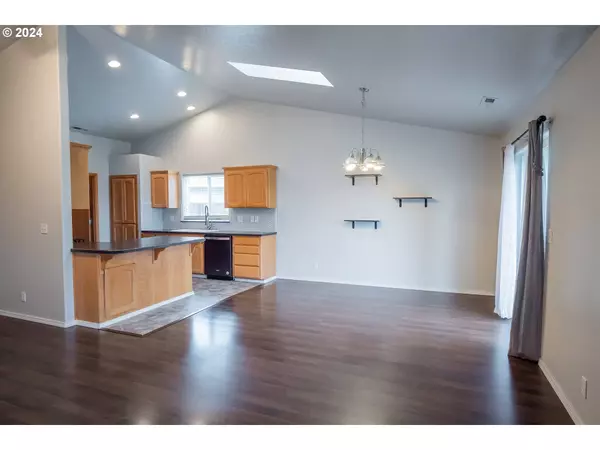 1925 NEVA CT, Cottage Grove, OR 97424