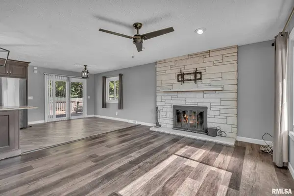 1816 WINDING HILL RD, Davenport, IA 52807