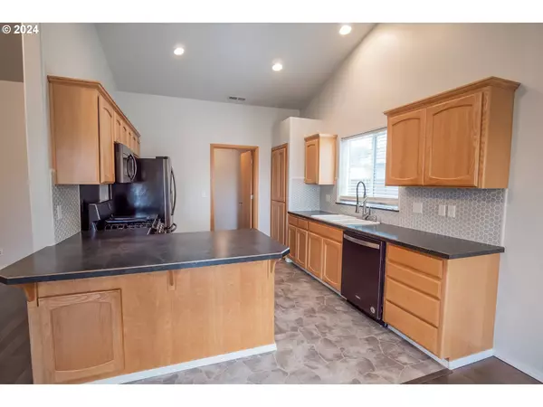 1925 NEVA CT, Cottage Grove, OR 97424