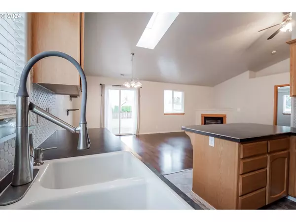 1925 NEVA CT, Cottage Grove, OR 97424