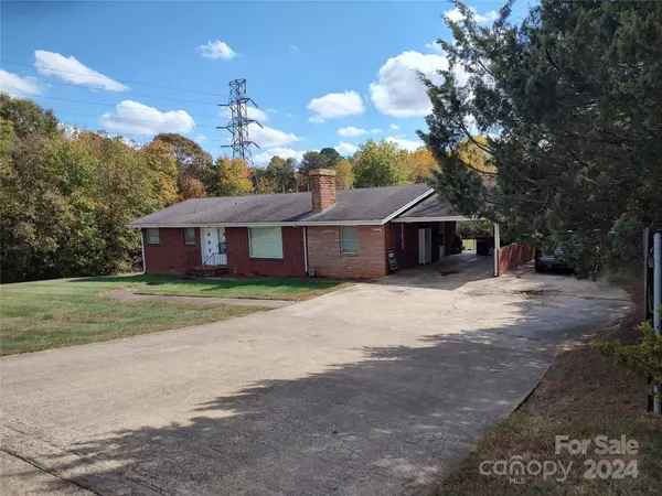 2440 Springs RD NE, Hickory, NC 28601