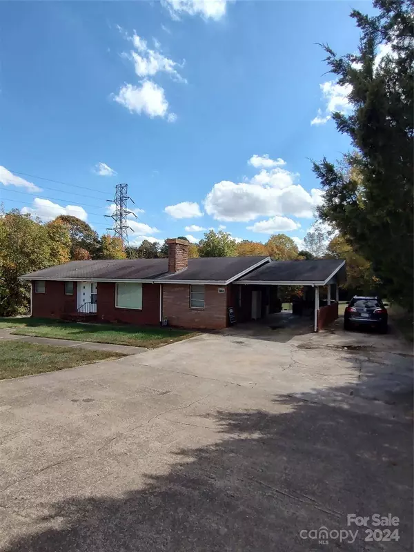 2440 Springs RD NE, Hickory, NC 28601