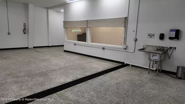 8700 Co Rd 300, Parachute, CO 81635