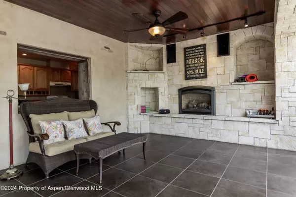 8700 Co Rd 300, Parachute, CO 81635