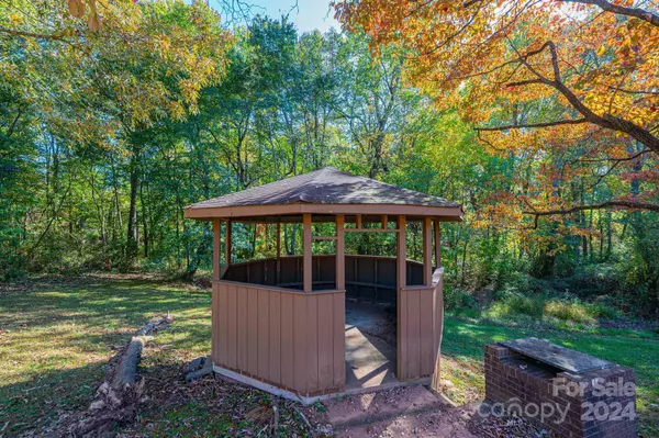 2009 Sleepy Hollow DR, Hickory, NC 28601