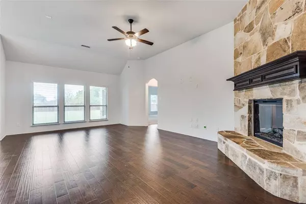 206 Castle Creek Drive, Red Oak, TX 75154