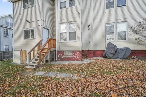 9 Windsor St, Worcester, MA 01605