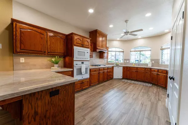 131 W Warwick Avenue, Clovis, CA 93619