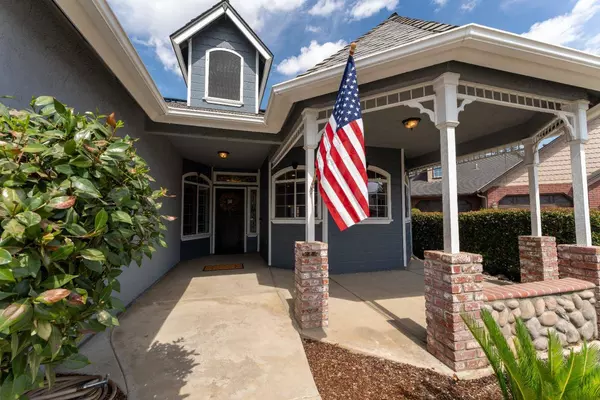 131 W Warwick Avenue, Clovis, CA 93619