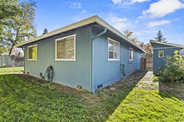 2837 La Mirada DR, Medford, OR 97504