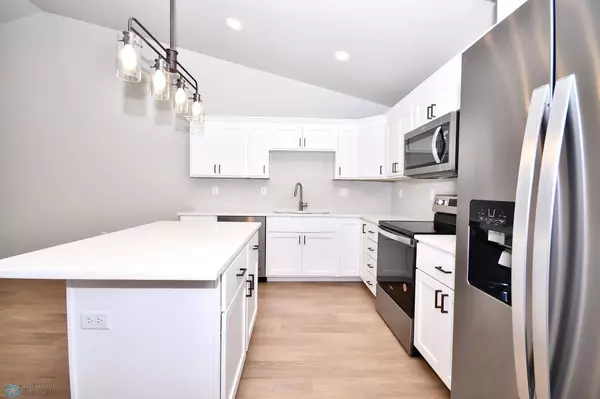 2395 Eagle Valley DR S, Fargo, ND 58104