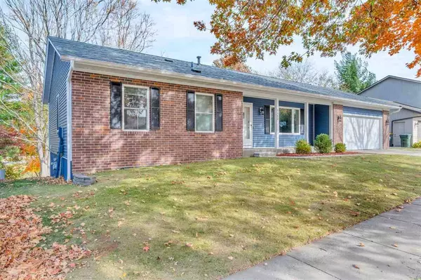 1162 Duck Creek Dr, Iowa City, IA 52246