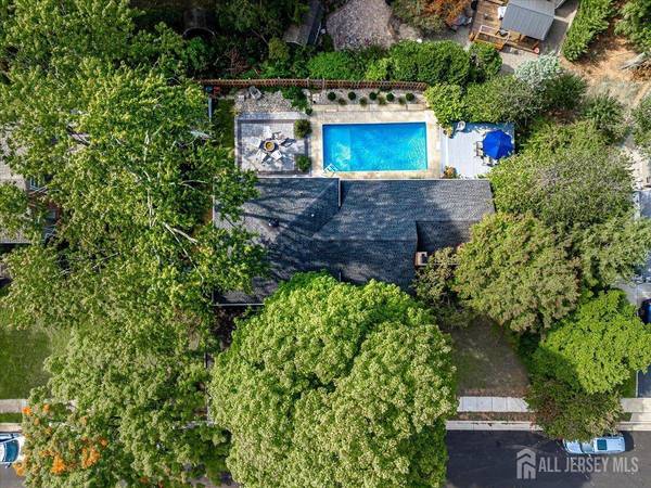 26 Lexington DR, Metuchen, NJ 08840