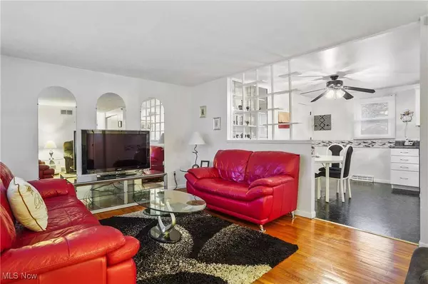 1005 Leslie LN, Girard, OH 44420