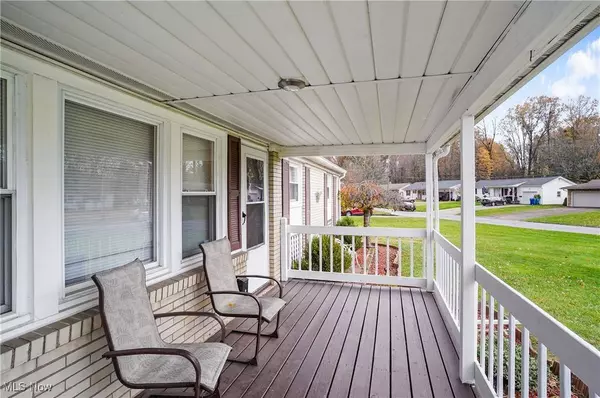 1005 Leslie LN, Girard, OH 44420