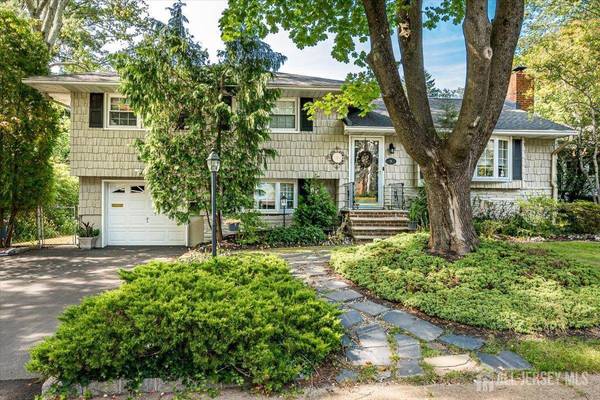 26 Lexington DR, Metuchen, NJ 08840