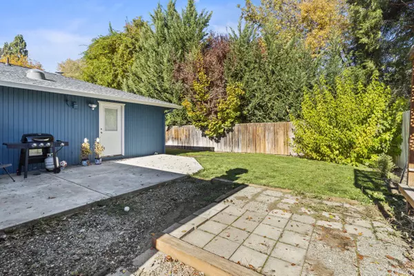 2837 La Mirada DR, Medford, OR 97504