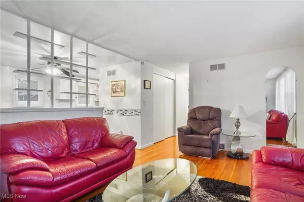 1005 Leslie LN, Girard, OH 44420