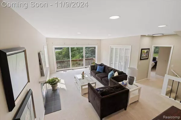 647 MILL POINTE Drive, Milford, MI 48381