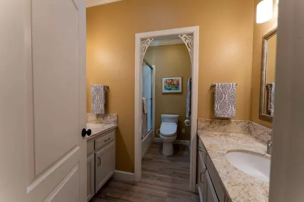 131 W Warwick Avenue, Clovis, CA 93619