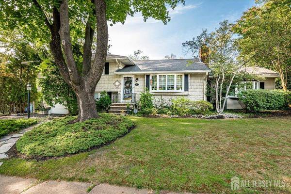 26 Lexington DR, Metuchen, NJ 08840