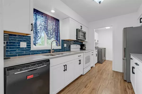 1162 Duck Creek Dr, Iowa City, IA 52246