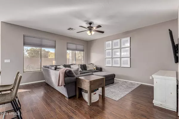 1894 S LONGSPUR Lane, Gilbert, AZ 85295