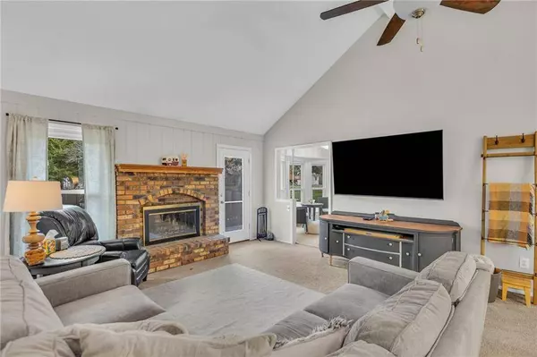 6131 Greenwood DR, Shawnee, KS 66216