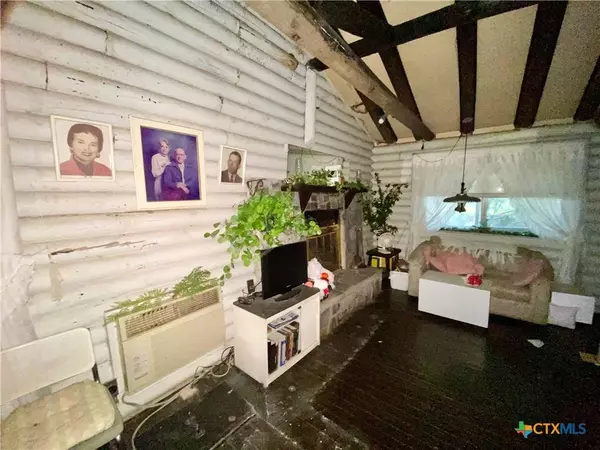 403 Tucumcari, La Grange, TX 78945