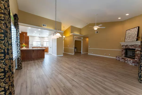 131 W Warwick Avenue, Clovis, CA 93619