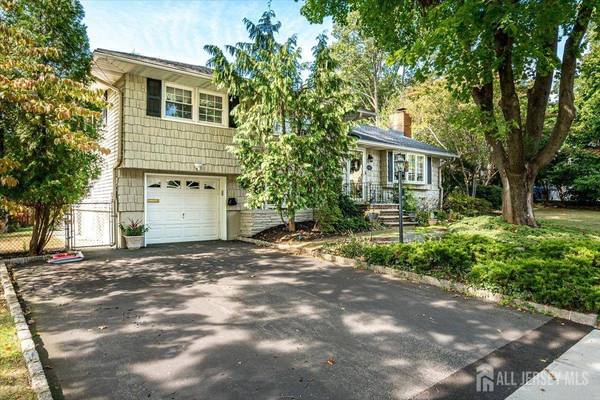 26 Lexington DR, Metuchen, NJ 08840