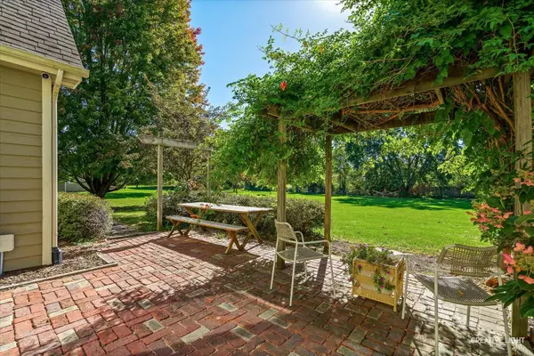 38W173 Kristin DR, Elgin, IL 60124