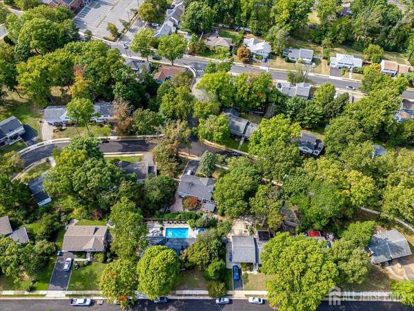 26 Lexington DR, Metuchen, NJ 08840