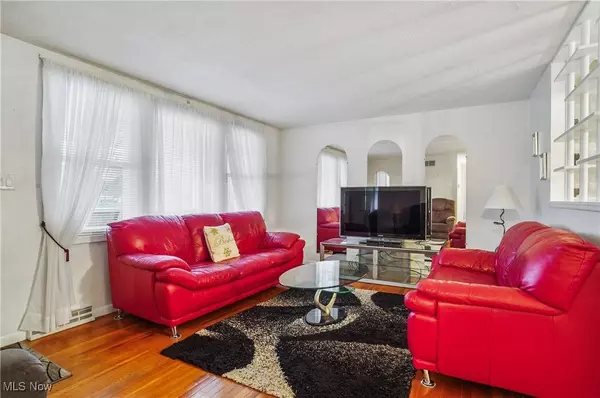 1005 Leslie LN, Girard, OH 44420