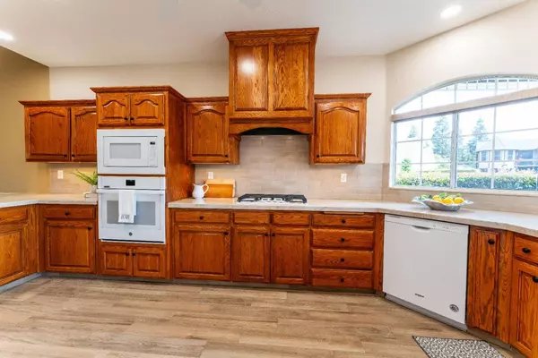 131 W Warwick Avenue, Clovis, CA 93619