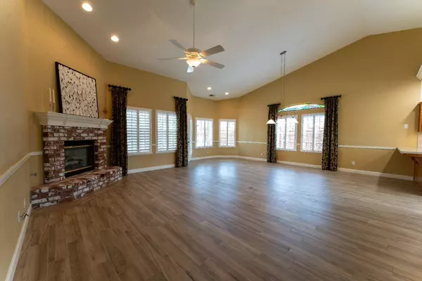 131 W Warwick Avenue, Clovis, CA 93619