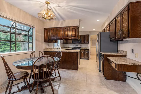 3010 Oak Hollow SE Drive, Grand Rapids, MI 49506