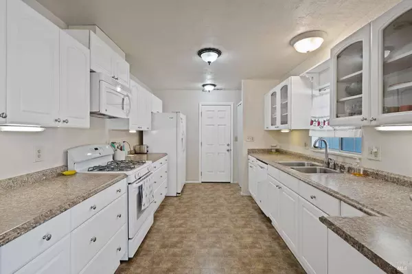 1359 Despina DR, Ukiah, CA 95482